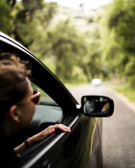 Femme qui roule en voiture en Martinique